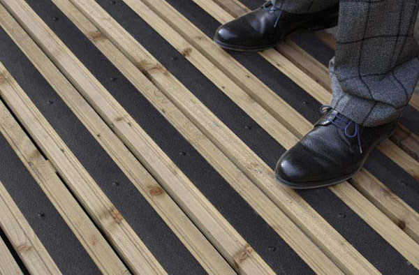 anti-slip_decking_strips_slippery_wooden_decking_installation 01 anti slip decking strips slippery wooden decking installation