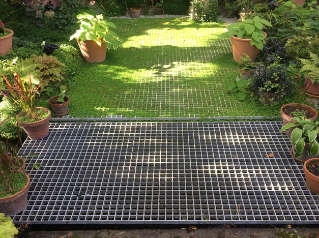 The anti-slip Grating meshed area reinforces grassed areas, helping to prevent gardens and landscapes from becoming muddy when walked on. The anti-slip Grating meshed area reinforces grassed areas, helping to prevent gardens and landscapes from becoming muddy when walked on.